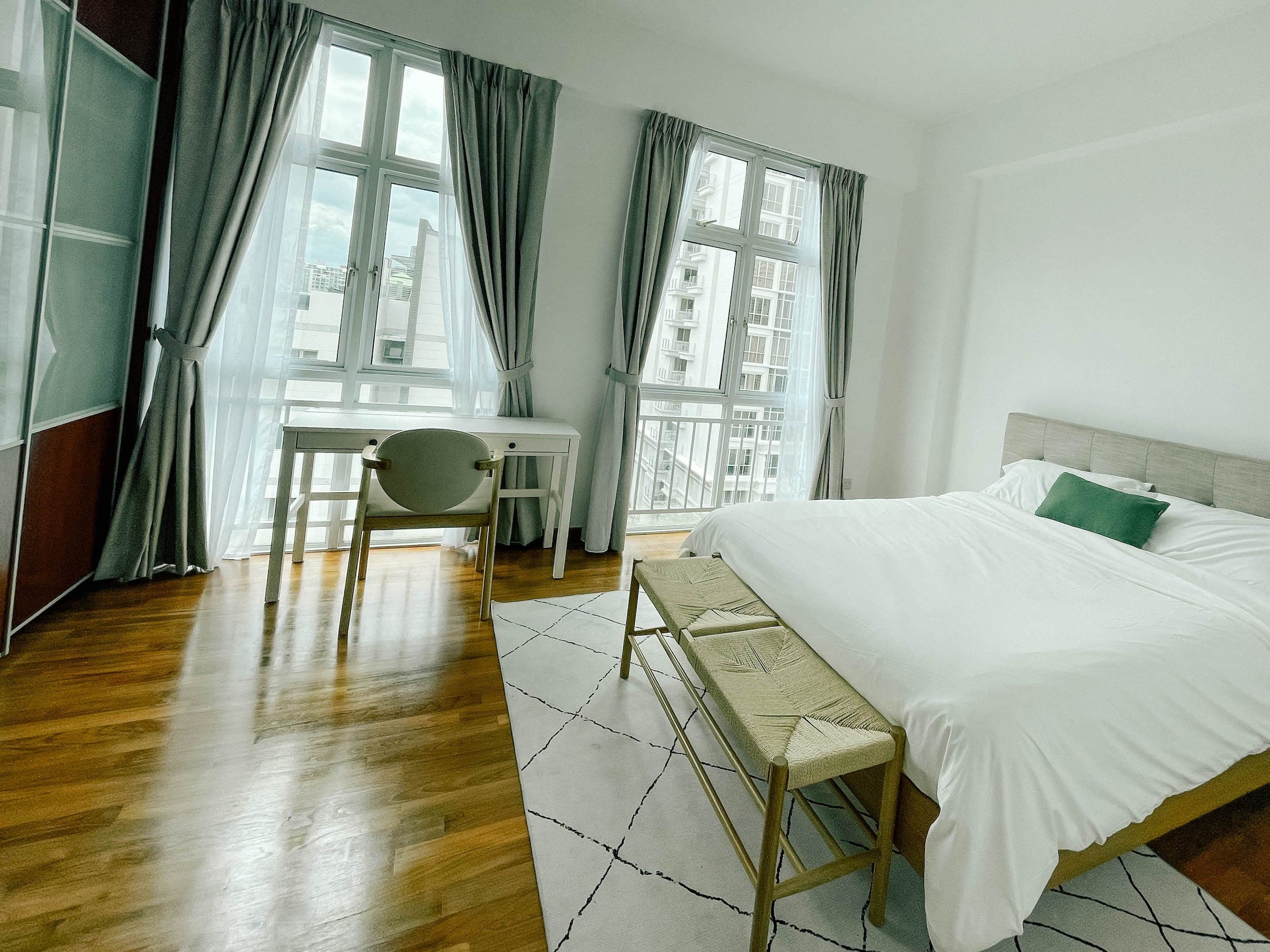 The Aston – Contemporary - EXECUTIVE SUITE 3