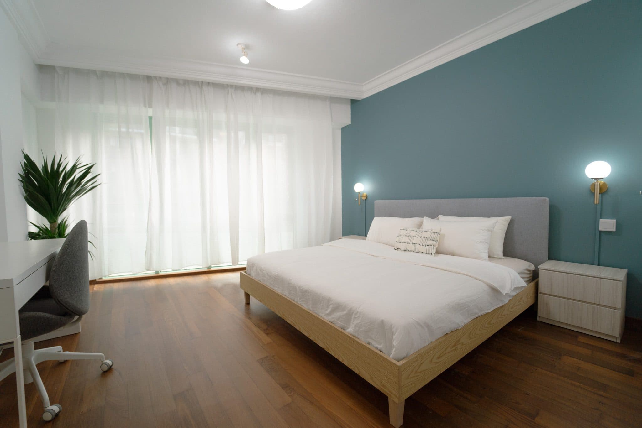 Sophia Crest – Contemporary - LARGE MASTER ROOM