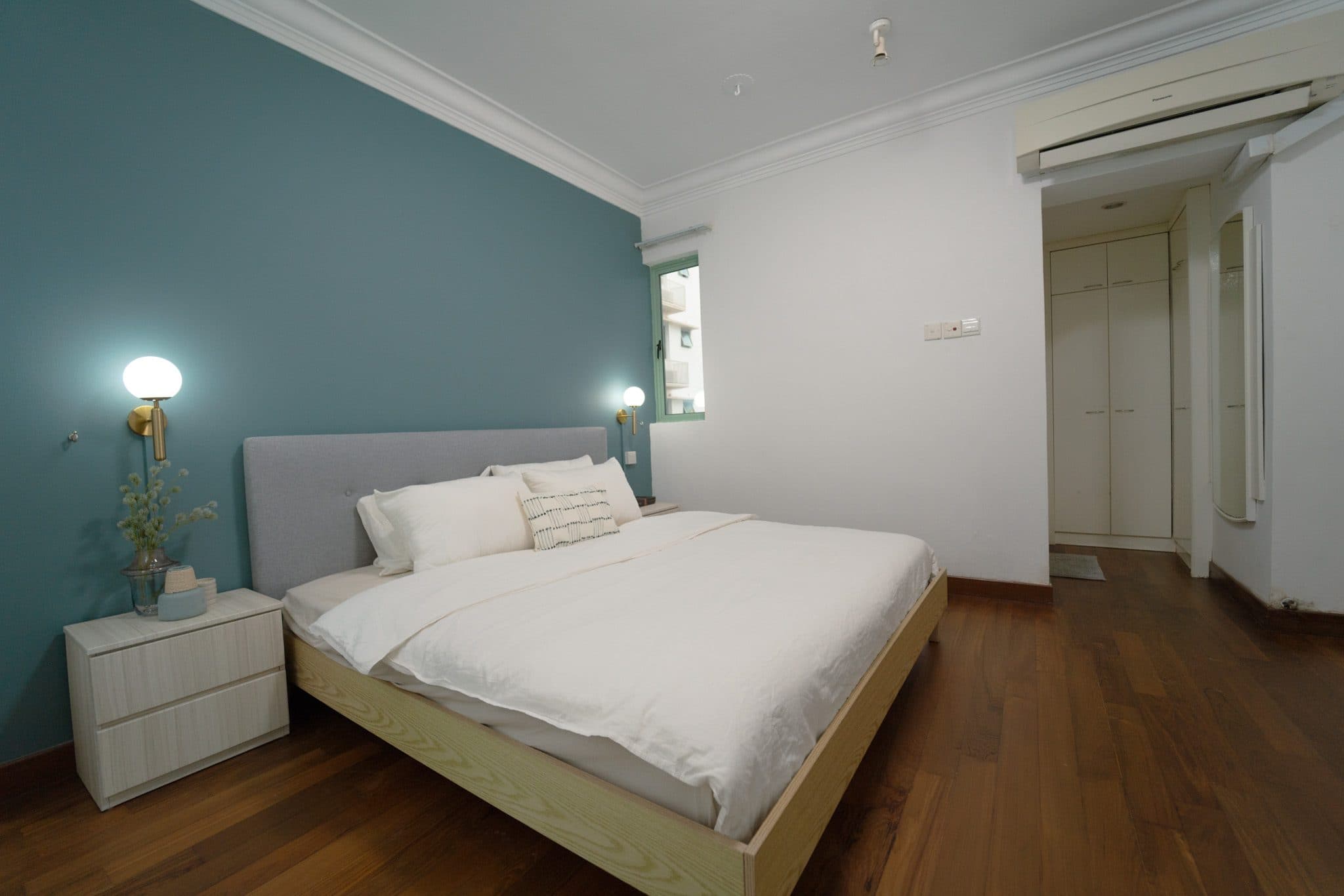 Sophia Crest – Contemporary - LARGE MASTER ROOM 3