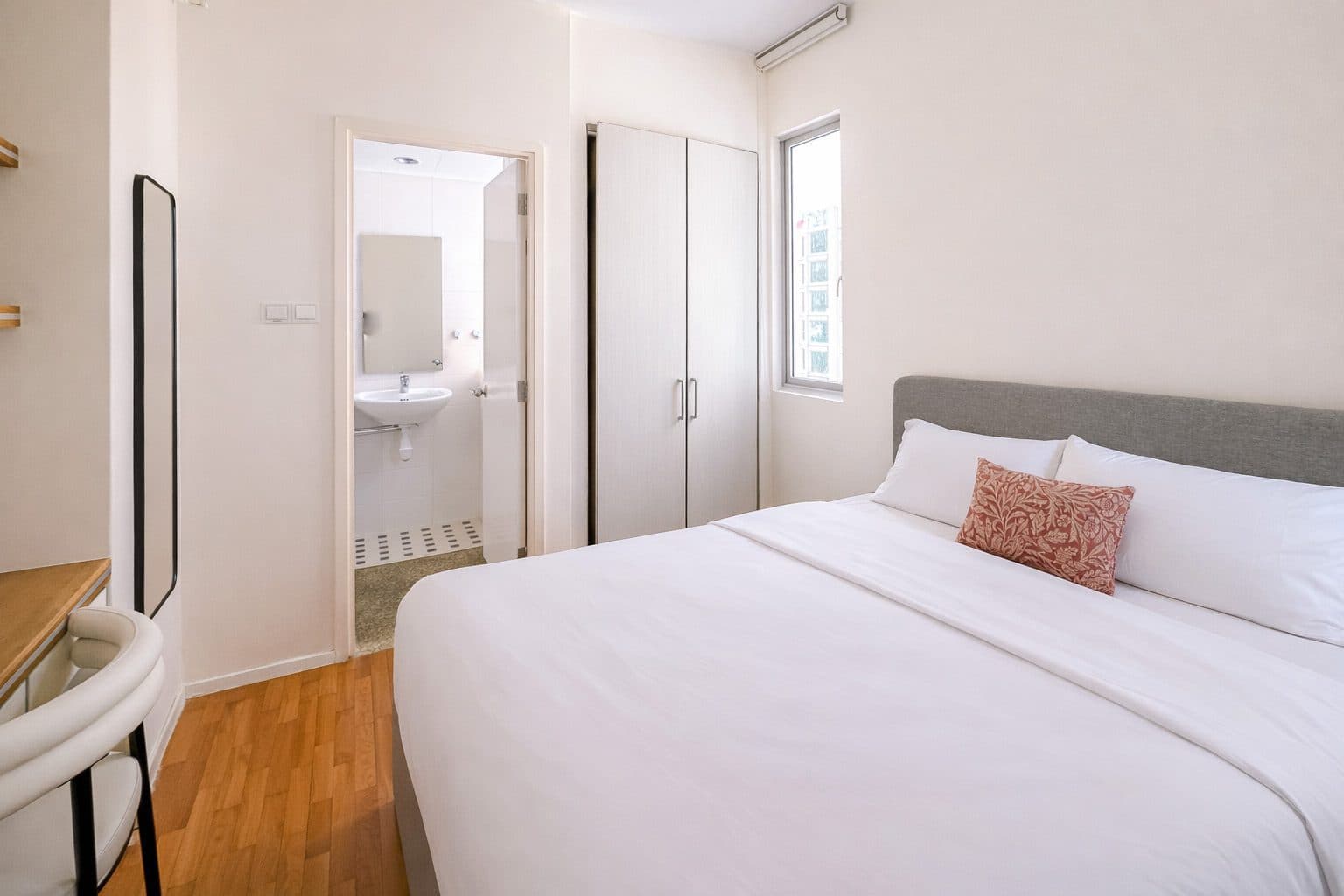 Kerrisdale – Airy Abode - MASTER SUITE 2