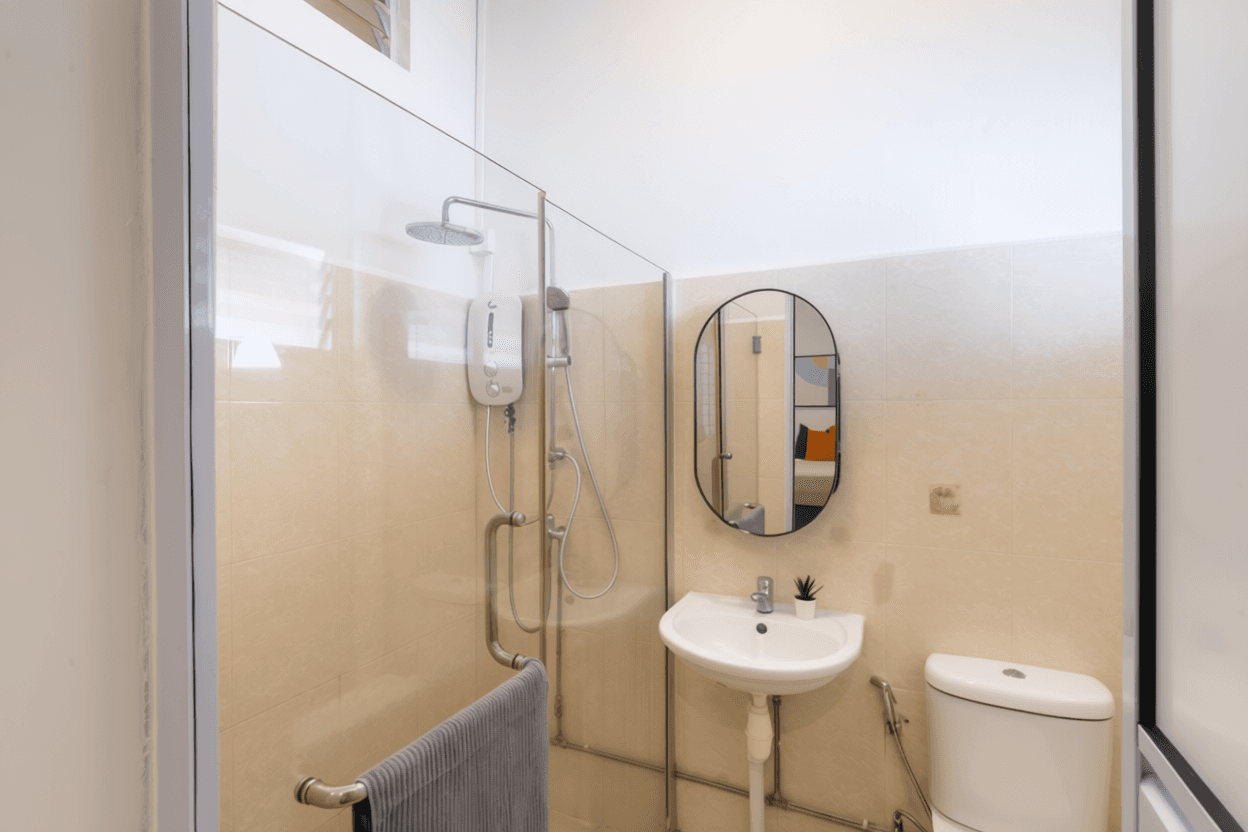 Master Ensuite Room 4